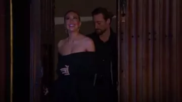 Norma Kamali Blanket Asymmetric Coat porté par Gabby comme on le voit dans The Bachelorette (S19E05)
