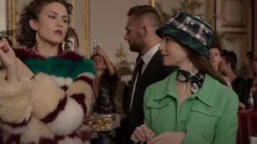 Kangol Plaid On Plaid Bucket Hat porté par Emily Cooper (Lily Collins) vu dans Emily in Paris (S01E05)