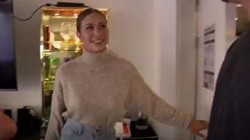 Cinq a Sept Atlas Bell Sleeve Col roulé porté par Gabby comme on le voit dans The Bachelorette (S19E05)