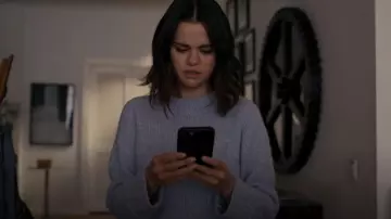 Pull Vince Shrunken Mock Neck porté par Mabel Mora (Selena Gomez) vu dans Only Murders in the Building (S02E08)