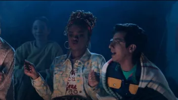 Veste en jean à imprimé floral Urban Revivo avec détail découpé porté par Kourtney (Dara Reneé) vu dans High School Musical: The Musical: The Series (S03E03)