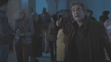 Veronica Beard Theron Jack­et worn by Uma Heller (Jackie Hoffman) as seen in Only Murders in the Building (S02E08)