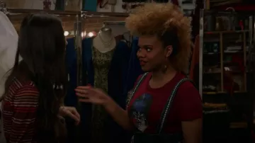 Anjas Arts Chunky Open Teardrop Boucles d’oreilles en cuivre antiques portées par Kourtney (Dara Reneé) vues dans High School Musical: The Musical: The Series (S02E07)