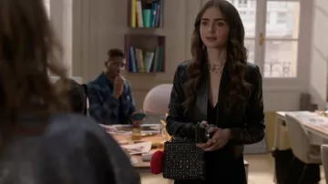 La robe léopard Kooples portée par Emily Cooper (Lily Collins) vue dans Emily in Paris (S01E06)