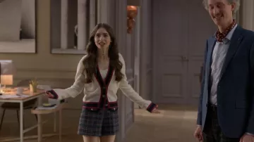 Sandro Uman Tweed Mini Shorts porté par Emily Cooper (Lily Collins) vu dans Emily in Paris (S01E06)