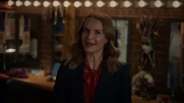 Anjas Arts Crushed Pyrite 14k Yellow Gold Fill Threader Boucles d’oreilles portées par Miss Jenn (Kate Reinders) comme on le voit dans High School Musical: The Musical: The Series (S02E07)