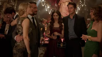 Christian Louboutin Elisa Mini Suede Strass Sac à bandoulière porté par Emily Cooper (Lily Collins) vu dans Emily à Paris (S01E07)