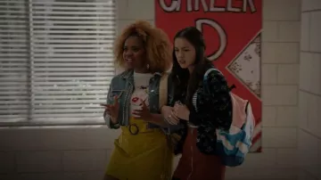 Forever 21 Comic Book Woman Tee porté par Kourtney (Dara Reneé) vu dans High School Musical: The Musical: The Series (S02E08)