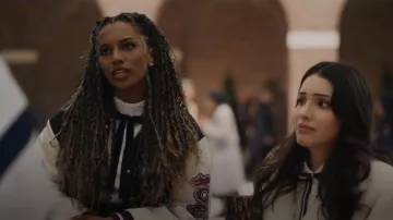 Kenzo Bomber Mountain Logo Patch Varsity Jacket usado por Monet de Haan (Savannah Lee Smith) como se ve en Gossip Girl (S01E08)