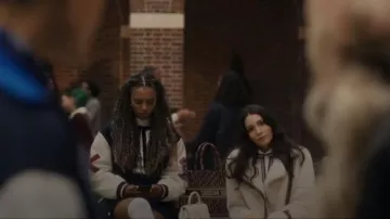 Chanel Mini Flap Bag usado por Monet de Haan (Savannah Lee Smith) como se ve en Gossip Girl (S01E08)