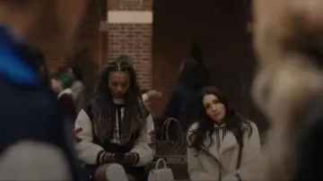 Chanel Mini Flap Bag porté par Monet de Haan (Savannah Lee Smith) vu dans Gossip Girl (S01E08)