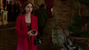 Claudie Pierlot Manteau droit à double bouton porté par Emily Cooper (Lily Collins) vu dans Emily in Paris (S01E07)