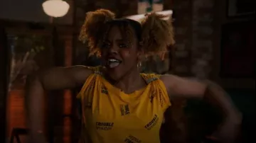 T-shirt graphique rebelle One Trouble Knot-Front porté par Kourtney (Dara Reneé) vu dans High School Musical: The Musical: The Series (S02E09)