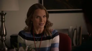 Vince Camuto Robe pull colorbloquée portée par Miss Jenn (Kate Reinders) telle que vue dans High School Musical: The Musical: The Series (S02E10)