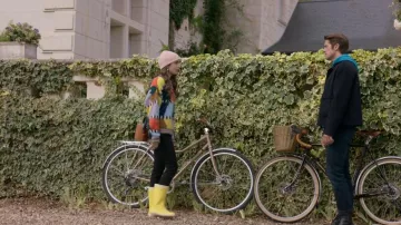 Bottes en caoutchouc Aigle Journe portées par Emily Cooper (Lily Collins) vues dans Emily in Paris (S01E08)