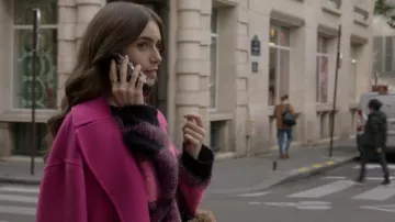 Kenzo Wool & Cashmere Coat usado por Emily Cooper (Lily Collins) como se ve en Emily en París (S01E09)