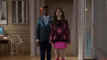 Jupe en denim Chiara Ferragni portée par Emily Cooper (Lily Collins) vue dans Emily in Paris (S01E09)