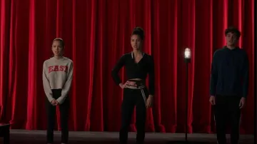 Ivy Park Leggings de rayas asimétricas metálicas usados por Gina (Sofia Wylie) como se ve en High School Musical: The Musical: The Series (S02E12)