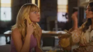 Arcade Shops Vintage Pink Chenille Sleeveless Romper usado por Stacey Ross (Isabella Farrell) como se ve en Bridge and Tunnel (S02E05)