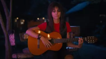 Vintage Womens Black Rose Fringe Leather Vest usado por Gina Pagnetti (Kim Director) como se ve en Bridge and Tunnel (S02E06)