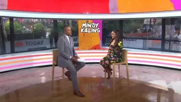 Dolce & Gabbana Floral Print Vestido Midi de Manga Larga usado por Mindy Kaling como se ve en Today el 9 de agosto de 2022