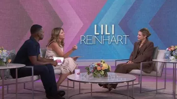 Pantalon Sir Adrien porté par Lili Reinhart vu dans Today with Hoda & Jenna le 10 août 2022