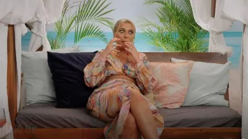 Pretty Little Thing Multi Marble Print Tie Wrap Skirt portée par Bethan comme on le voit dans All Star Shore (S01E08)