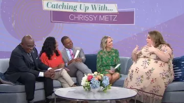 Kiyonna Wildflower Vestido bordado usado por Chrissy Metz como se ve en Today el 11 de agosto de 2022