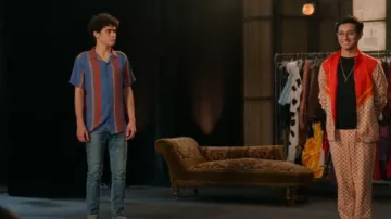 ASOS Design Relaxed Retro Stripe Camp Shirt en naranja y azul usado por Ricky (Joshua Bassett) como se ve en High School Musical: The Musical: The Series (S03E04)