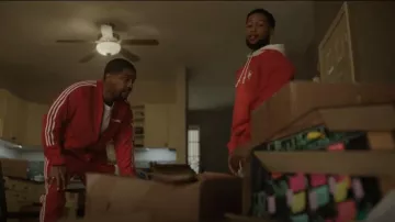 Pillars Club Track Pant porté par Darnell (Rolando Boyce) vu dans The Chi (S05E08)