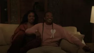 Ami De Coeur Crewneck Sweater usado por Dre (Miriam A. Hyman) como se ve en The Chi (S05E08)