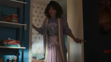 Lila Long Cardigan usado por Nancy Wheeler (Natalia Dyer) como se ve en el vestuario de la serie de televisión Stranger Things (S04E01)