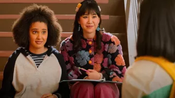 Cardigan de lana 3D usado por Eleanor Wong (Ramona Young) como se ve en Never Have I Ever (S03E02)
