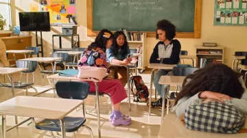 Crocs Classic Crush Clog usado por Eleanor Wong (Ramona Young) como se ve en Never Have I Ever (S03E02)