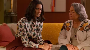 Blusa de lazo estampado Tory Burch usada por Nalini Vishwakumar (Poorna Jagannathan) como se ve en Never Have I Ever (S03E02)