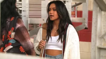 Cardigan de punta oversize de Ultra Flirt Juniors usado por Haley García (Alex Felix) como se ve en Never Have I Ever (S03E02)