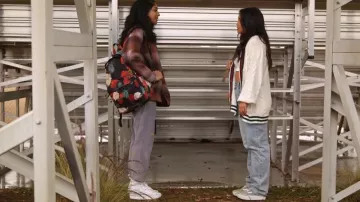 Herschel Supply Co. Classic Vintage Floral Backpack usado por Devi Vishwakumar (Maitreyi Ramakrishnan) como se ve en Never Have I Ever (S03E02)