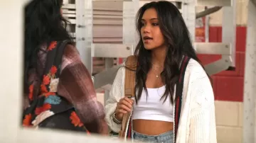 Stradivarius Square Neck Crop Top usado por Haley Garcia (Alex Felix) como se ve en Never Have I Ever (S03E02)