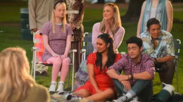 Princesa Polly Emsley Mini Vestido Rojo usado por Haley García (Alex Felix) como se ve en Never Have I Ever (S03E02)