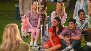 Vestido estampado púrpura de Zara usado por Rebecca (Lily D. Moore) como se ve en Never Have I Ever (S03E02)