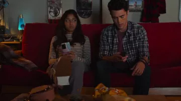 Vero Moda Frida Long Sleeve Mock Neck Top usado por Devi Vishwakumar (Maitreyi Ramakrishnan) como se ve en Never Have I Ever (S03E02)