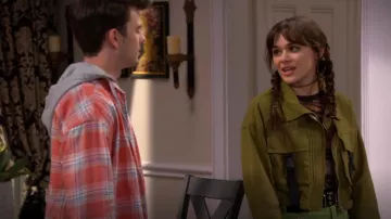 Chaqueta recortada Forever21 usada por Amy (Isabella Pappas) como se ve en The Villains of Valley View (S01E10)