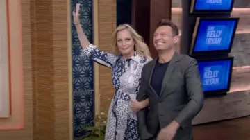 Oscar De La Renta Patchwork-Effect stretch-Cotton Poplin Midi Shirt Dress usado por Ali Wentworth como se ve en VIVO con Kelly y Ryan el 03 de agosto de 2022