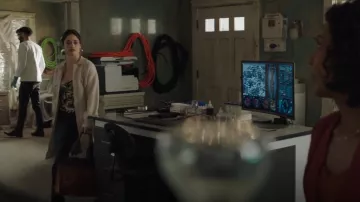 Manteau de laine porté par Liz Ortecho (Jeanine Mason) vu à Roswell, Nouveau-Mexique (S04E10)