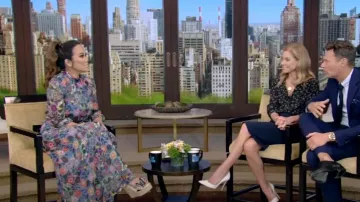 Robe Saloni Jacqui B portée par Sandra Lee vue en LIVE avec Kelly et Ryan le 15 août 2022