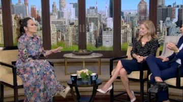 Sophia Webster Riva Butterfly Espadrille Platform Sandales portées par Sandra Lee vues en DIRECT avec Kelly et Ryan le 15 août 2022