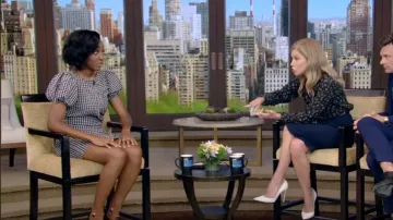 Ganni Asymmetric Gingham-Check Dress porté par Ayo Edebiri en LIVE avec Kelly et Ryan le 15 août 2022