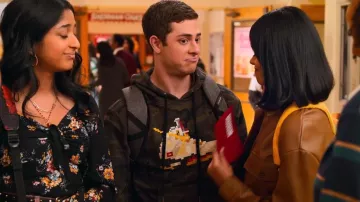 Sudadera con capucha gráfica Camo Sneaker usada por Ben Gross (Jaren Lewison) como se ve en Never Have I Ever (S03E03)