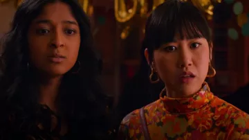 Pendientes Madewell Chunky Heart Hoop usados por Eleanor Wong (Ramona Young) como se ve en Never Have I Ever (S03E04)