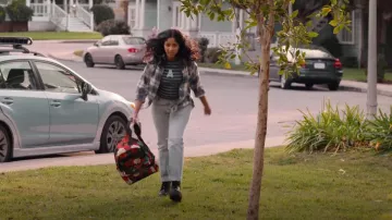 Care Bears Rayed Embrdoidered Tee usado por Devi Vishwakumar (Maitreyi Ramakrishnan) como se ve en Never Have I Ever (S03E04)